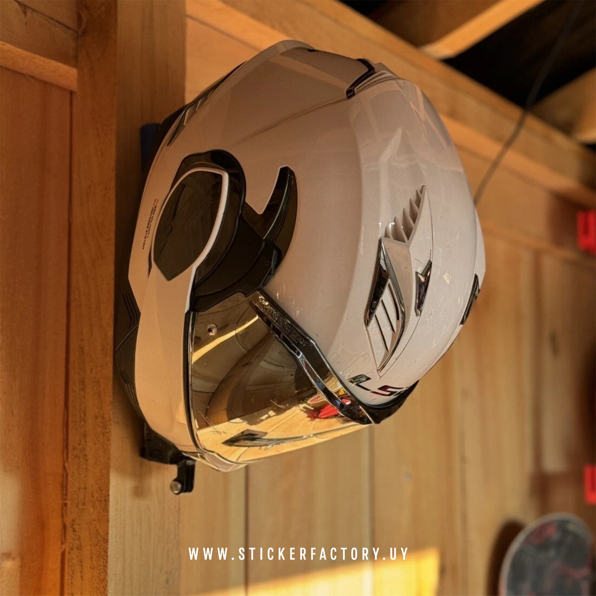 Soporte para casco y llaves